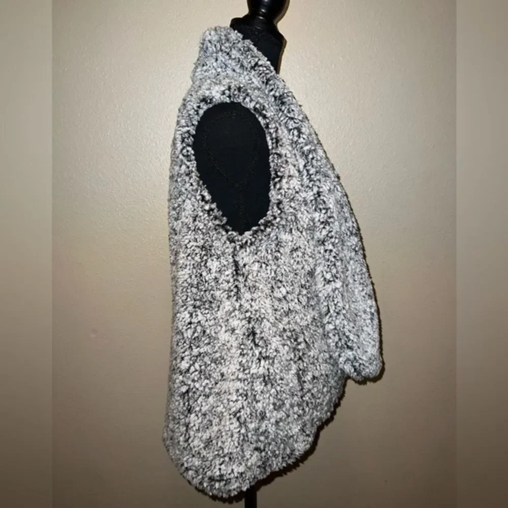 Cupio Plush Sherpa Vest With Velour Lining Size Medium Black‎ White Grey Pockets